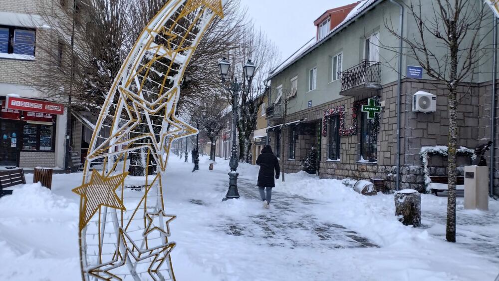 <p>Pada 'suvi' sjeverni snijeg, praćen jakim vjetrom, pa su pojedini djelovi staze, bukvalno, kopni. Ukoliko bi se padavine nastavile, uz još 20 centimetara novog snijega, mogli bi da pripremimo staze i konačno počenemo skijašku sezonu, u pravom smislu te riječi", rekao je "Vijestima" rukovodilac državnog Ski centra Kolašin 1600 Bojan Medenica</p>