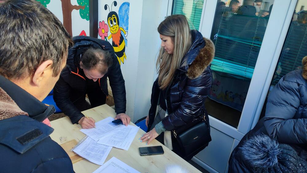 <p>Mještani su počeli sa potpisivanjem peticije kojom žele da kompaniji ospore imovinu jer, kako tvrde, kompletan kupoprodajni proces se odvijao bez znanja mještana koji su gradili taj objekat i polagali pravo na njega</p>