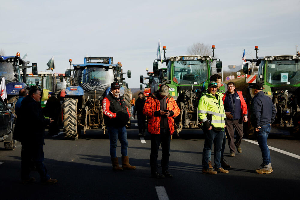 <p>Vlada je najavila raspoređivanje 15.000 policajaca u regionu Pariza da bi spriječila demonstrante da uđu u grad. Policajci su poslati i da zaštite pariske aerodrome</p>