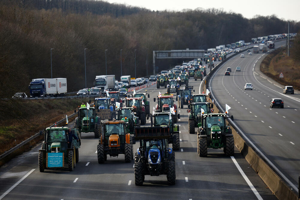 <p>Vlada je najavila raspoređivanje 15.000 policajaca u regionu Pariza da bi spriječila demonstrante da uđu u grad. Policajci su poslati i da zaštite pariske aerodrome</p>