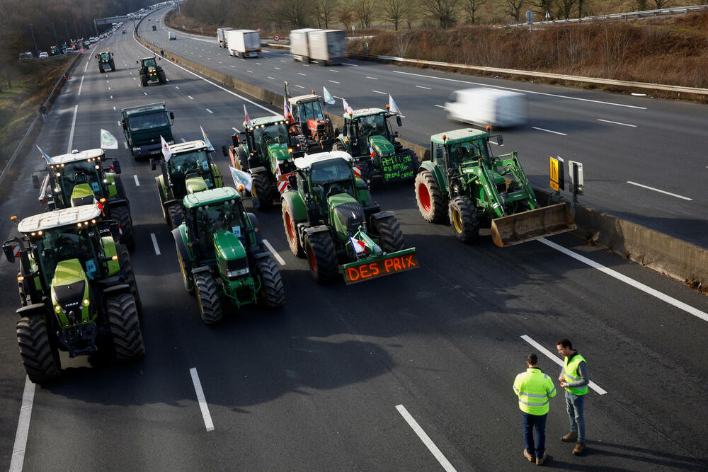 <p>Vlada je najavila raspoređivanje 15.000 policajaca u regionu Pariza da bi spriječila demonstrante da uđu u grad. Policajci su poslati i da zaštite pariske aerodrome</p>