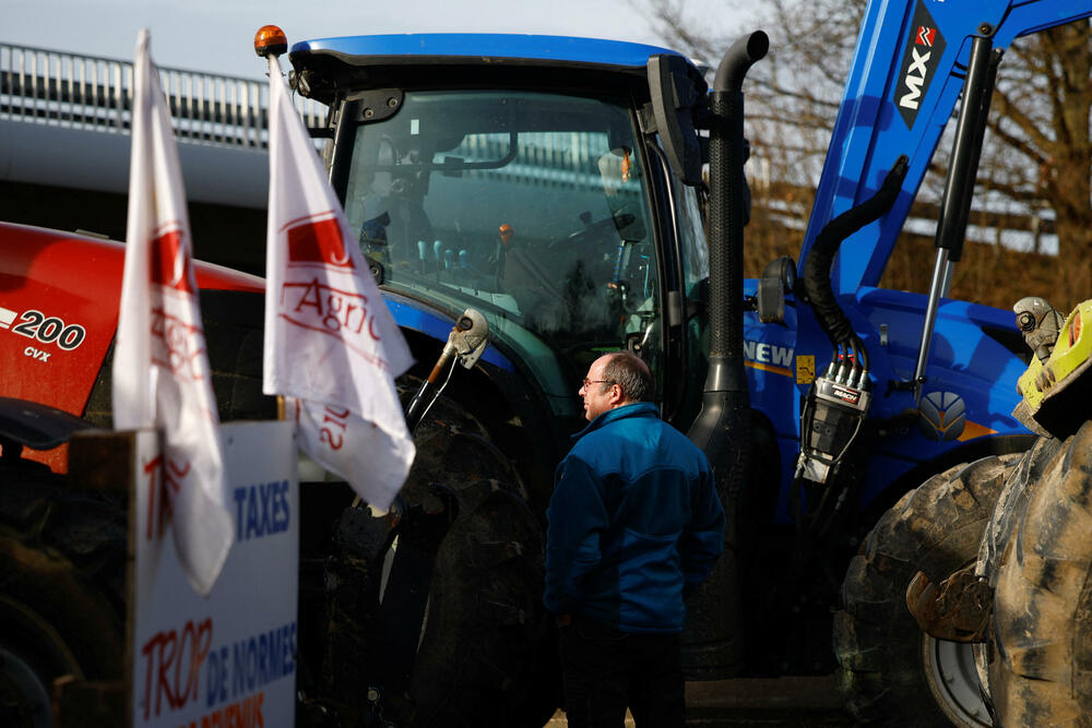 <p>Vlada je najavila raspoređivanje 15.000 policajaca u regionu Pariza da bi spriječila demonstrante da uđu u grad. Policajci su poslati i da zaštite pariske aerodrome</p>