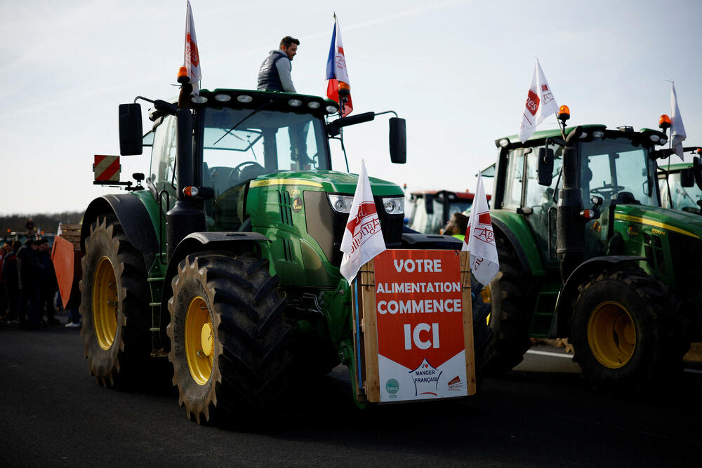 <p>Vlada je najavila raspoređivanje 15.000 policajaca u regionu Pariza da bi spriječila demonstrante da uđu u grad. Policajci su poslati i da zaštite pariske aerodrome</p>