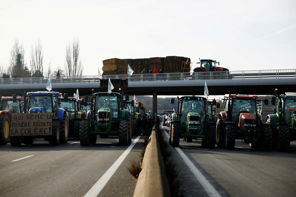 <p>Vlada je najavila raspoređivanje 15.000 policajaca u regionu Pariza da bi spriječila demonstrante da uđu u grad. Policajci su poslati i da zaštite pariske aerodrome</p>