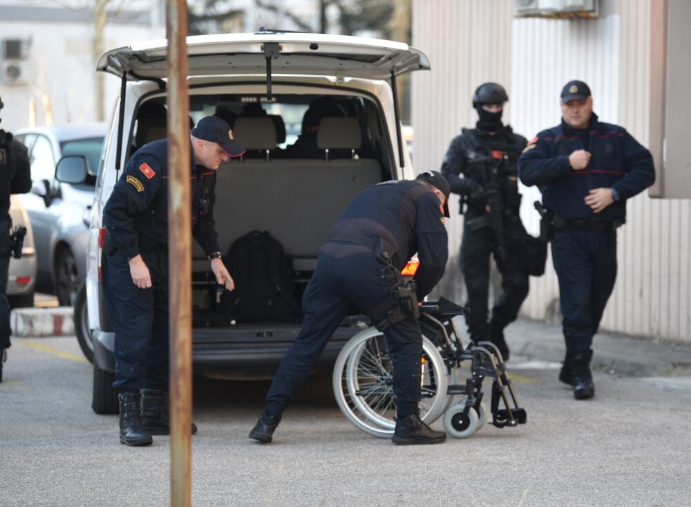 <p>Osumnjičeni u tužilaštvunegirao krivicu i kazao da ne može dva puta odgovarati zbog istog falsifikovanog pasoša. Iz Uprave policije ne odgovaraju od koga i zbog čega u tom stepenu čuvaju međunarodno traženog državljanina Turske</p>