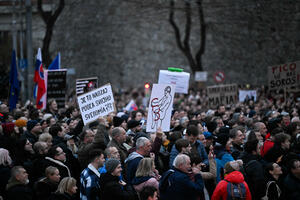 Protest više hiljada Slovaka protiv ukidanja funkcije specijalnog...