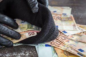 Hapšenje, krivične prijave: U Budvi ukradeni nakit, novac, bakarne...