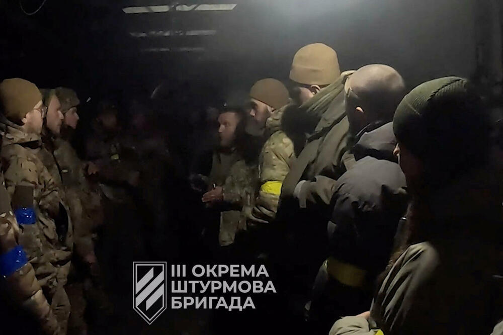 Ukrajinski vojnici okupljaju na lokaciji koja je navedena kao Avdijivka u Donjeckoj oblasti, Foto: Reuters