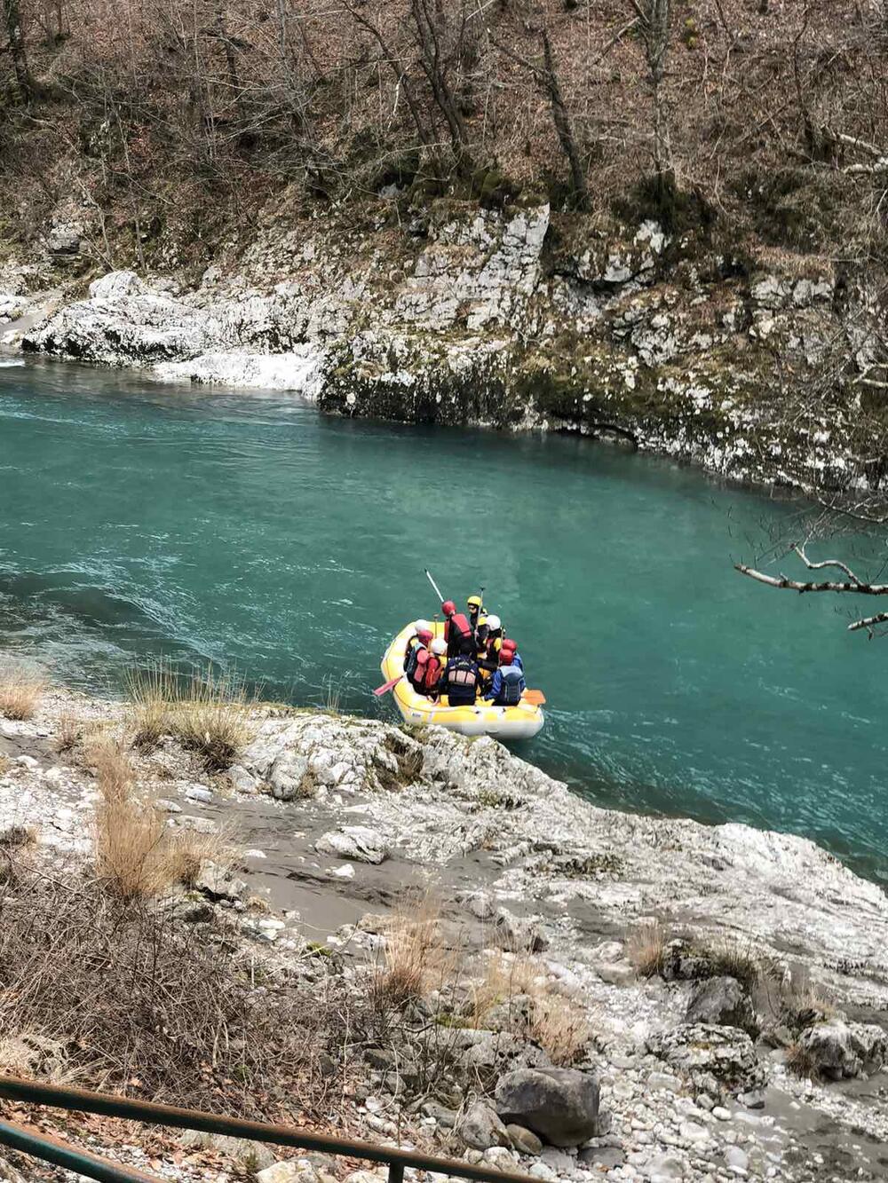 <p>Turisti planirali da uživaju u zimskim sportovima, ali kako nema dovoljno snijega, izrazili su želju da se spuste Tarom</p>