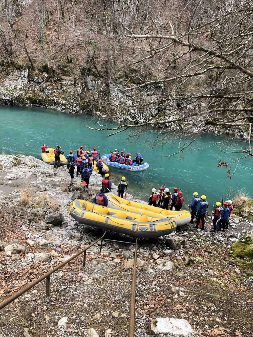 <p>Turisti planirali da uživaju u zimskim sportovima, ali kako nema dovoljno snijega, izrazili su želju da se spuste Tarom</p>