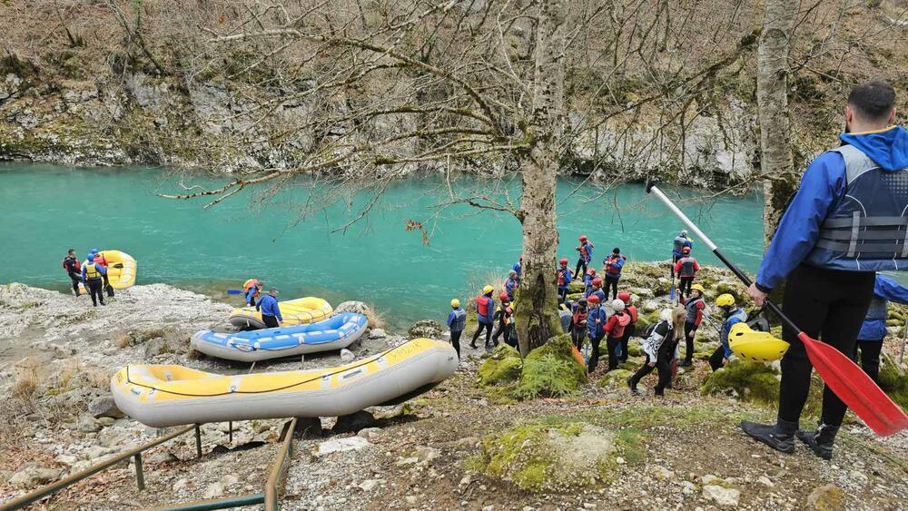 <p>Turisti planirali da uživaju u zimskim sportovima, ali kako nema dovoljno snijega, izrazili su želju da se spuste Tarom</p>