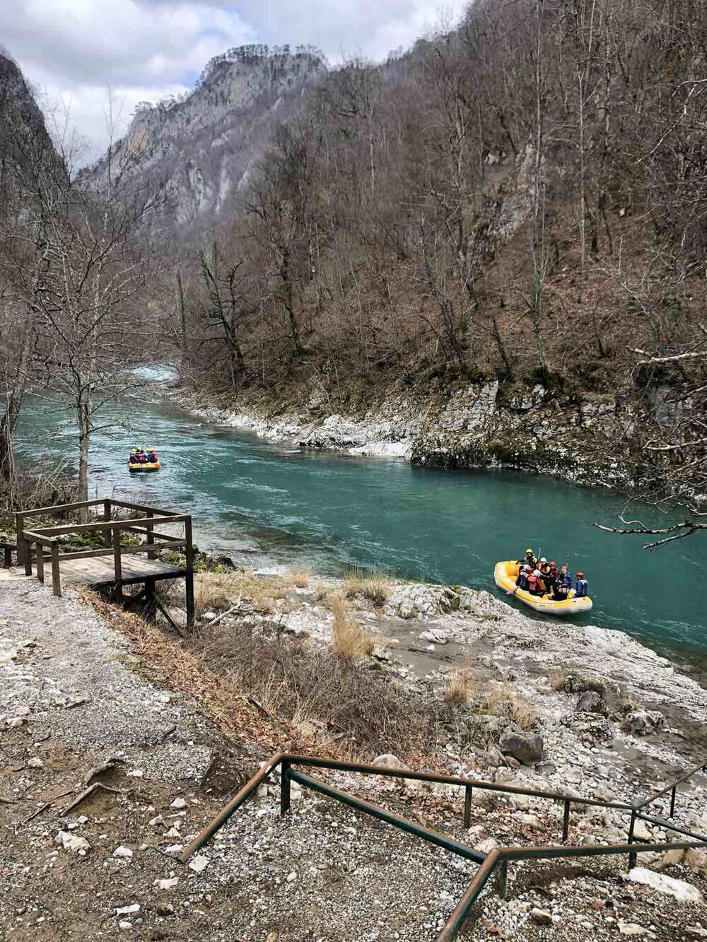 <p>Turisti planirali da uživaju u zimskim sportovima, ali kako nema dovoljno snijega, izrazili su želju da se spuste Tarom</p>