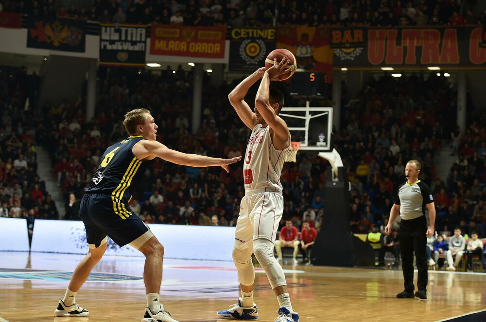 <p>Košarkaška reprezentacija Crne Gore u 2. kolu kvalifikacija za Eurobasket savladala u Podgorici Švedsku - 95:70</p>
