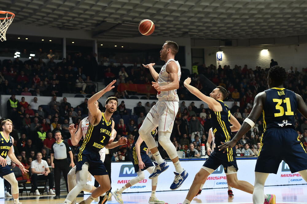 <p>Košarkaška reprezentacija Crne Gore u 2. kolu kvalifikacija za Eurobasket savladala u Podgorici Švedsku - 95:70</p>