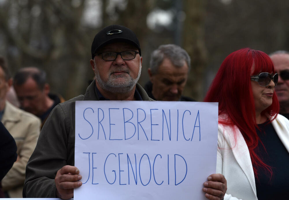 <p>Okupljeni nose transparente: "Da je vječna Bosna i Hercegovina", "Putinovi poklisari nisu dobrodošli", "Srebrenica je genocid"...</p>