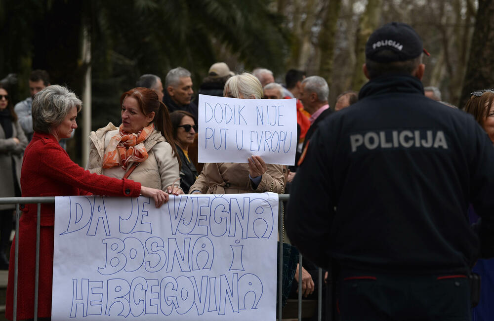 <p>Okupljeni nose transparente: "Da je vječna Bosna i Hercegovina", "Putinovi poklisari nisu dobrodošli", "Srebrenica je genocid"...</p>