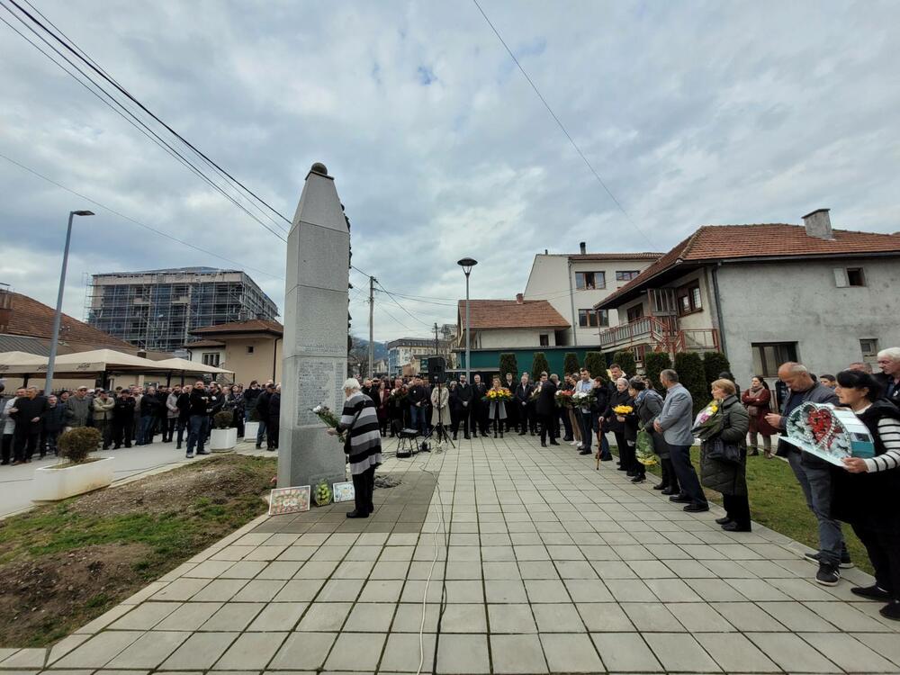 <p>Dvadeset putnika oteto je iz voza “Lovćen” na liniji Beograd – Bar, 27. februara 1993. godine, na lokalnoj Željezničkoj stanici Štrpci</p>