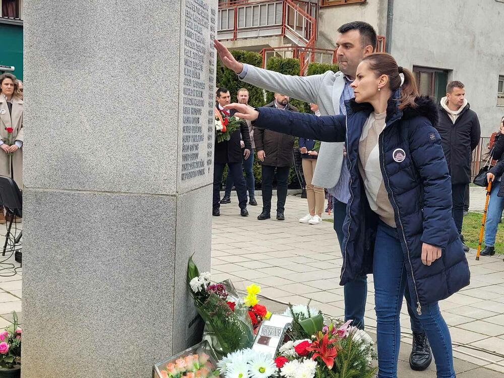 <p>Dvadeset putnika oteto je iz voza “Lovćen” na liniji Beograd – Bar, 27. februara 1993. godine, na lokalnoj Željezničkoj stanici Štrpci</p>