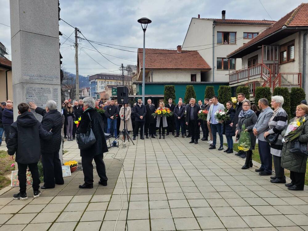 <p>Dvadeset putnika oteto je iz voza “Lovćen” na liniji Beograd – Bar, 27. februara 1993. godine, na lokalnoj Željezničkoj stanici Štrpci</p>