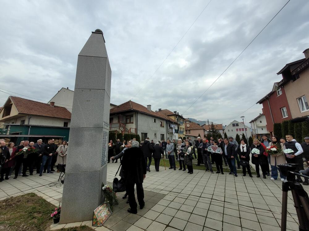 <p>Dvadeset putnika oteto je iz voza “Lovćen” na liniji Beograd – Bar, 27. februara 1993. godine, na lokalnoj Željezničkoj stanici Štrpci</p>