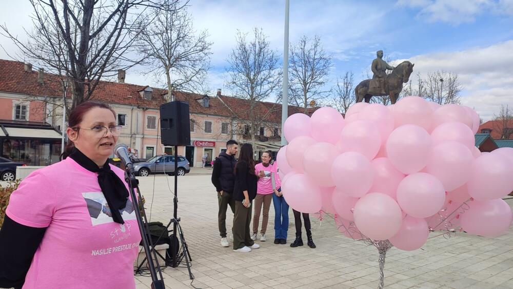 <p>Košarkaši "Sutjeske" Andrej Vulević i Đorđe Otašević istakli su da sport, osim što je značajan za zdravlje, igra veliku ulogu u formiranju ličnosti, stvaranju prijateljstava, kao formiranju većih društvene grupe za podršku</p>