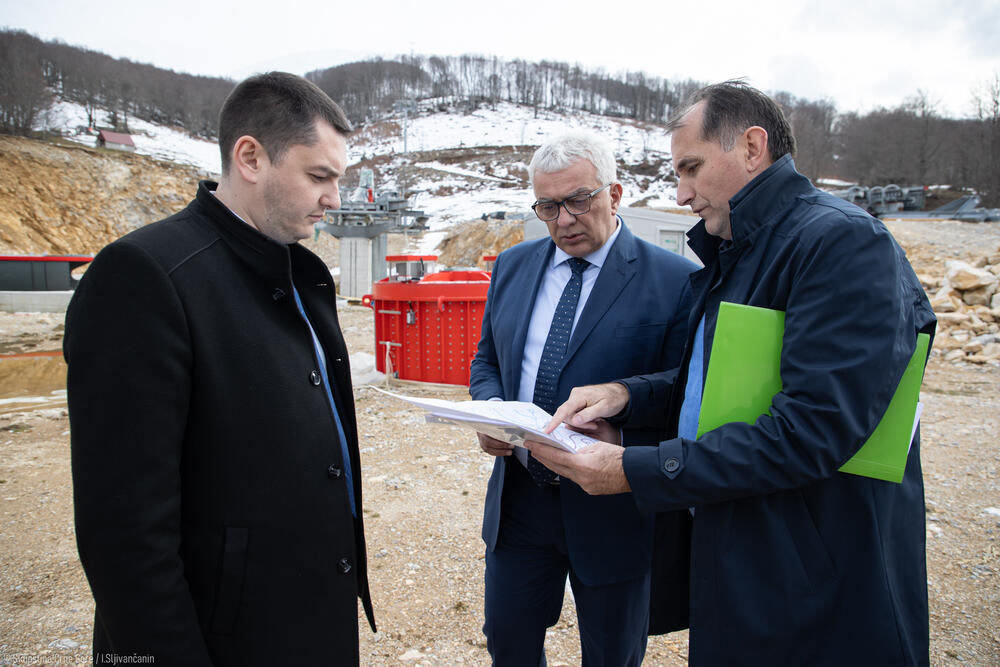 <p>"Vlada i parlamentarna većina će uložiti veliki napor da se završi most preko rijeke Tare, kao i privedu kraju neophodni radovi kako bi se čitav projekat čim prije stavio u funkciju"</p>