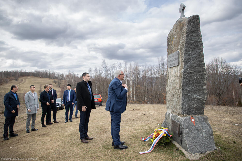 <p>"Vlada i parlamentarna većina će uložiti veliki napor da se završi most preko rijeke Tare, kao i privedu kraju neophodni radovi kako bi se čitav projekat čim prije stavio u funkciju"</p>