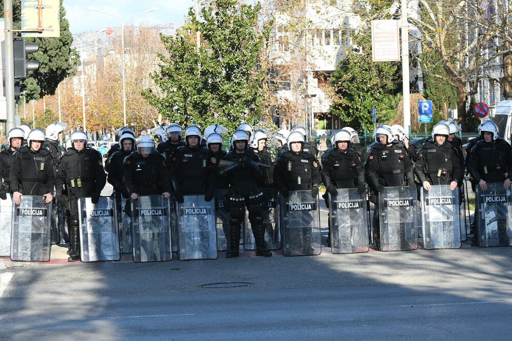 Sve više posla, sve manje ljudi: Službenici policije na zadatku (arhiva/ilustracija), Foto: Savo Prelević