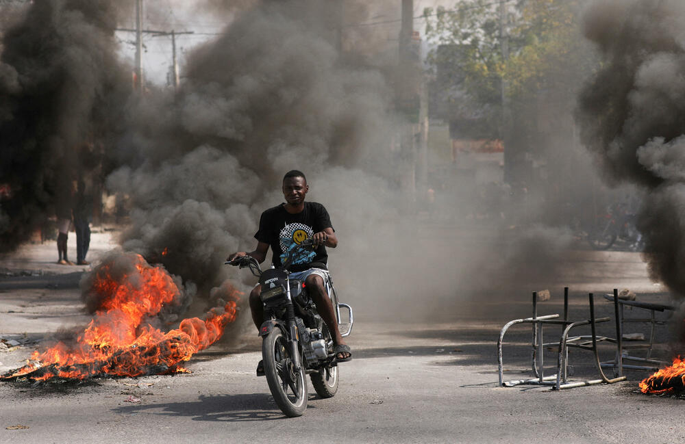 <p>Avion Arijela Henrija bio je primoran da se preusmjeri na Portoriko - američku teritoriju - nakon što mu je odbijen ulazak na Haiti i Dominikansku Republiku, javili su lokalni novinski sajtovi</p>