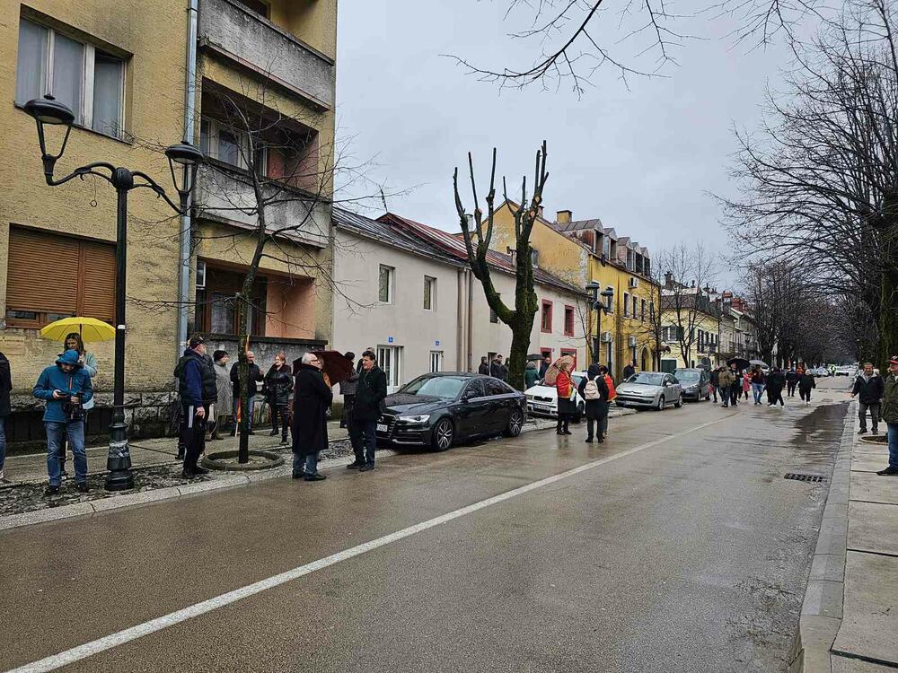 <p>Okupljeni nose transparente sa natpisima "Mandiću, promašio si Prijestonicu", "Nećemo Putinove lame na čelu države", "Crna Gora je za EU", Pod Lovćenom, a ne pod koljenicom", "Dalaj lama iz Kristala"</p>