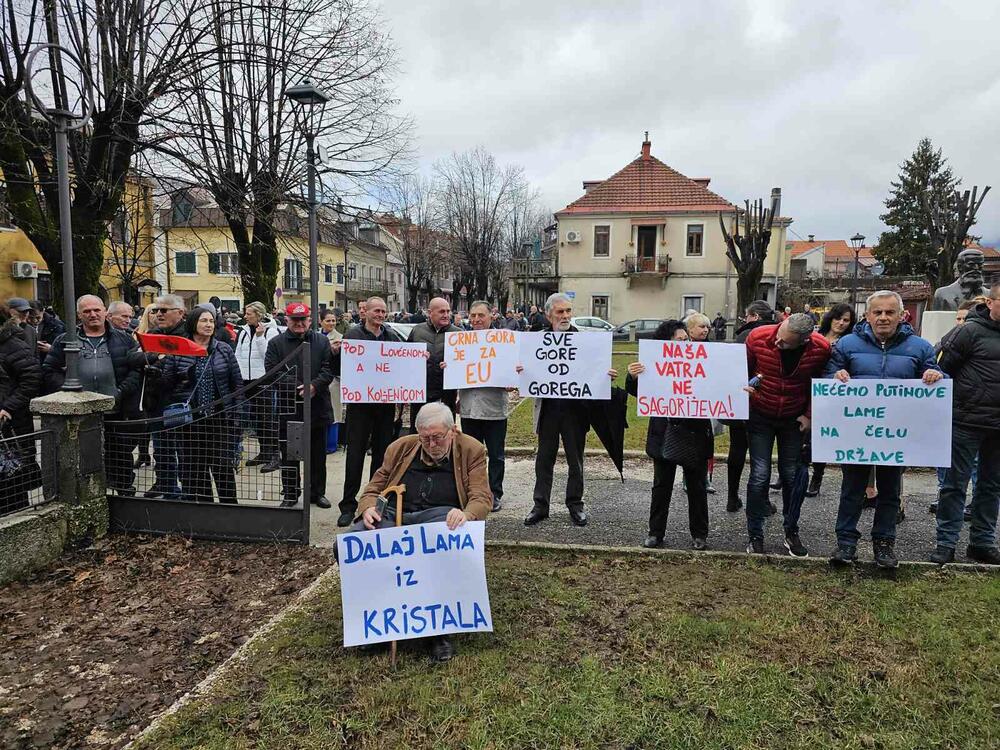 <p>Okupljeni nose transparente sa natpisima "Mandiću, promašio si Prijestonicu", "Nećemo Putinove lame na čelu države", "Crna Gora je za EU", Pod Lovćenom, a ne pod koljenicom", "Dalaj lama iz Kristala"</p>