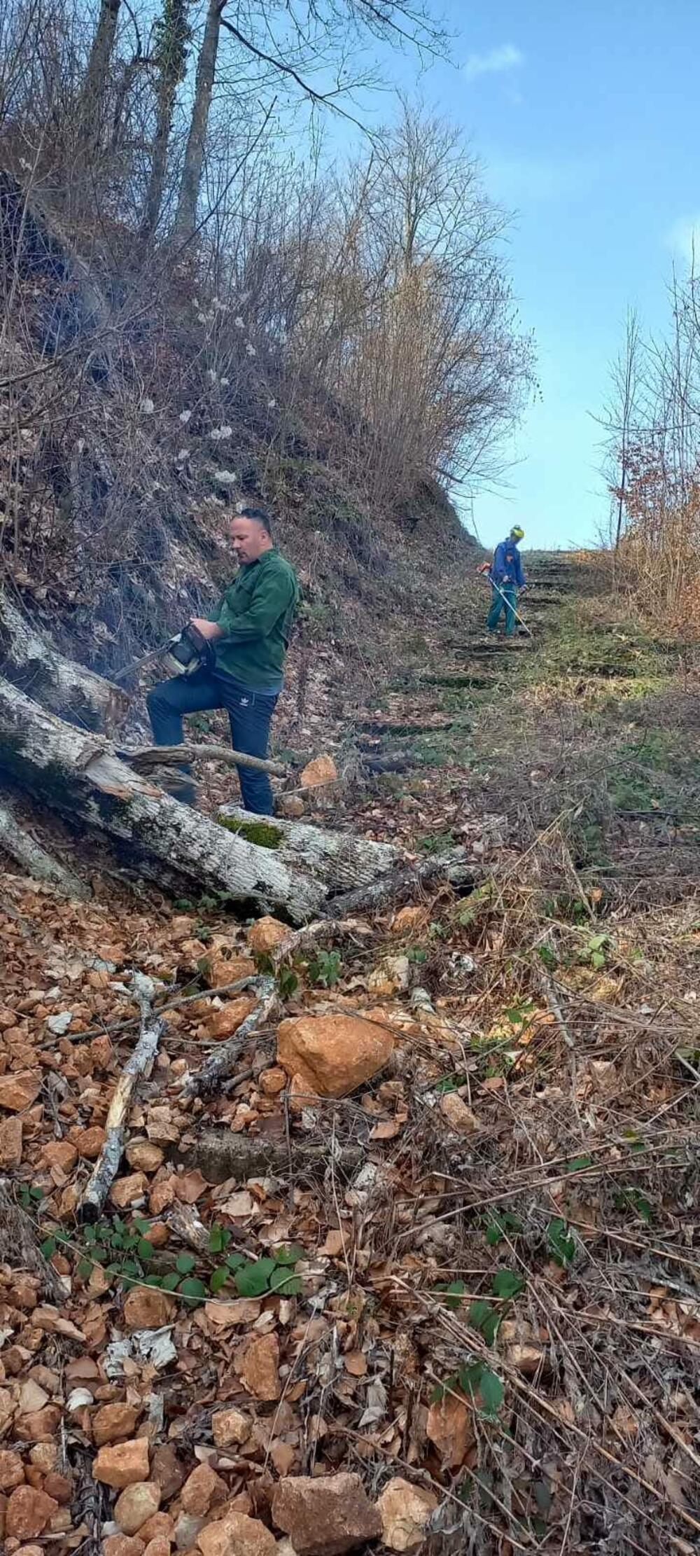 <p>"Od palih stabala krčili su pješačke staze do Zarisnika i Stabanskih jezera, kao i stazu do spomenika na Lijećevini. Očišćen je od niskog rastinja i prostor oko kule Lazara Sočice na Goransku i kod odmorišta kod Marića česme"</p>