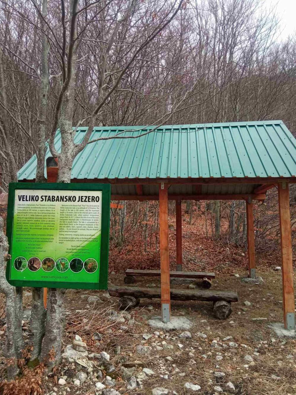 <p>"Od palih stabala krčili su pješačke staze do Zarisnika i Stabanskih jezera, kao i stazu do spomenika na Lijećevini. Očišćen je od niskog rastinja i prostor oko kule Lazara Sočice na Goransku i kod odmorišta kod Marića česme"</p>