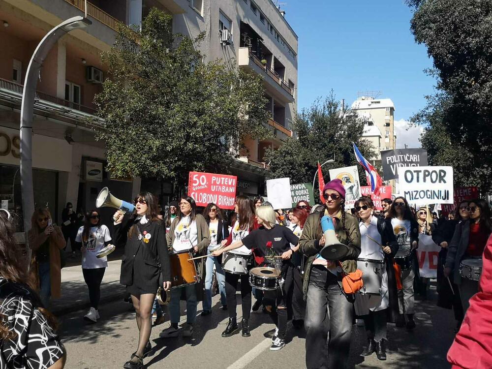 <p>"Naša misija je jasna – marširamo složno ka budućnosti u kojoj pravda nije samo obećana, već ostvarena, ka svijetu u kojem ravnopravnost nije san, već realnost u kojoj svi živimo“, kazali su iz Centra za ženska prava</p>