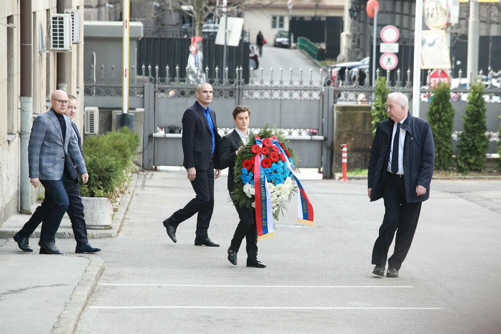 <p>Đinđiću su poštu u Aleji zaslužnih građana na Novom groblju u Beogradu odali građani, Đinđićevi nekadašnji saradnici i članovi Demokratske stranke, čiji je Đinđić bio jedan od osnivača</p>