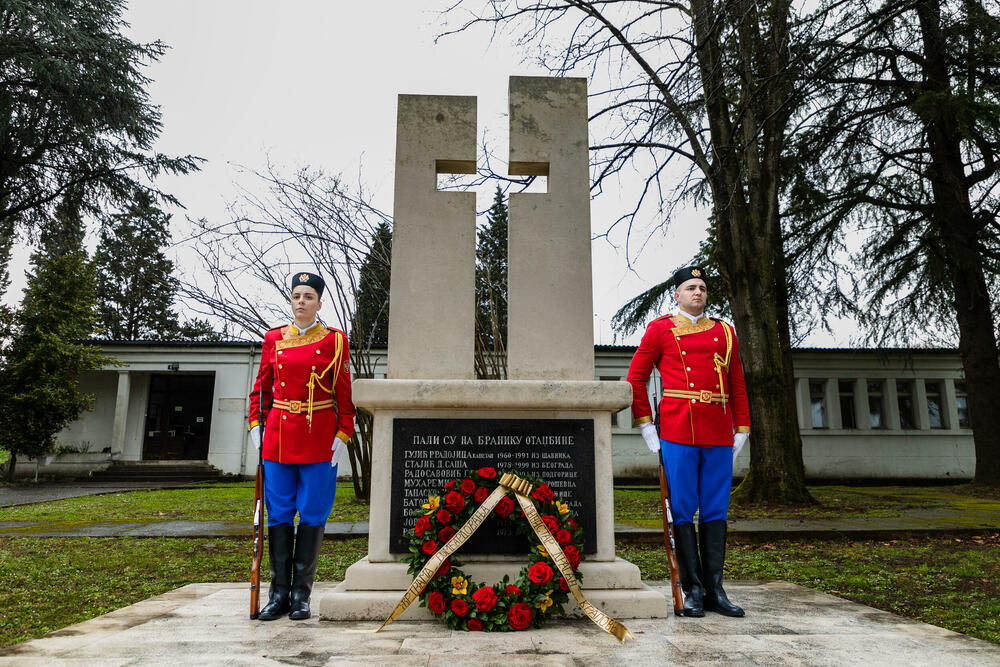 <p>Iz Ministarstva odbrane je saopšteno da je ministar Dragan Krapović, na 25. godišnjicu bombardovanja Savezne Republike (SR) Jugoslavije, položio vijence u kasarnama "Milovan Šaranovic" u Danilovgradu i "Marko Miljanov Popović" u Podgorici</p>