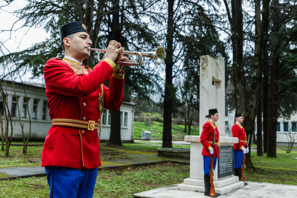 <p>Iz Ministarstva odbrane je saopšteno da je ministar Dragan Krapović, na 25. godišnjicu bombardovanja Savezne Republike (SR) Jugoslavije, položio vijence u kasarnama "Milovan Šaranovic" u Danilovgradu i "Marko Miljanov Popović" u Podgorici</p>