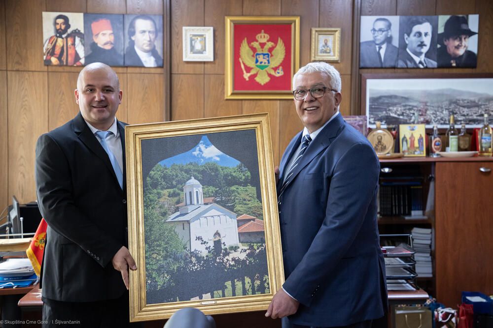 <p>"Uradićemo sve što je u našoj moći da u udžbenicima, tamo gdje se obrazuju mladi ljudi, imena hrabrih vitezova, časnih ljudi, čestitih junaka bude obavezno štivo za mlade generacije u Crnoj Gori", rekao je Mandić</p>