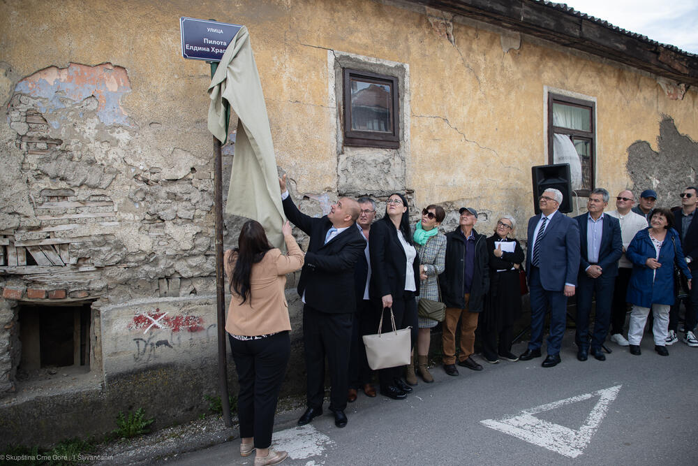 <p>"Uradićemo sve što je u našoj moći da u udžbenicima, tamo gdje se obrazuju mladi ljudi, imena hrabrih vitezova, časnih ljudi, čestitih junaka bude obavezno štivo za mlade generacije u Crnoj Gori", rekao je Mandić</p>