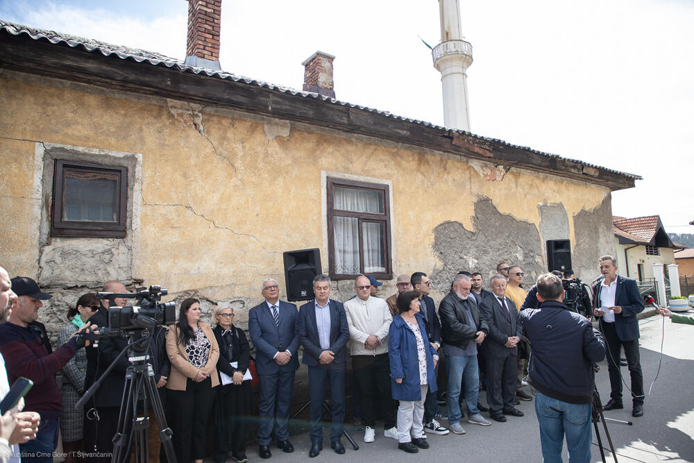 <p>"Uradićemo sve što je u našoj moći da u udžbenicima, tamo gdje se obrazuju mladi ljudi, imena hrabrih vitezova, časnih ljudi, čestitih junaka bude obavezno štivo za mlade generacije u Crnoj Gori", rekao je Mandić</p>