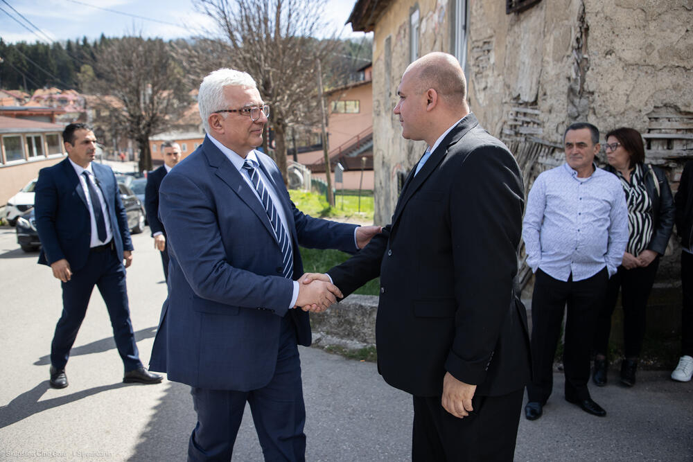 <p>"Uradićemo sve što je u našoj moći da u udžbenicima, tamo gdje se obrazuju mladi ljudi, imena hrabrih vitezova, časnih ljudi, čestitih junaka bude obavezno štivo za mlade generacije u Crnoj Gori", rekao je Mandić</p>