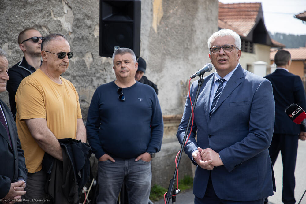 <p>"Uradićemo sve što je u našoj moći da u udžbenicima, tamo gdje se obrazuju mladi ljudi, imena hrabrih vitezova, časnih ljudi, čestitih junaka bude obavezno štivo za mlade generacije u Crnoj Gori", rekao je Mandić</p>