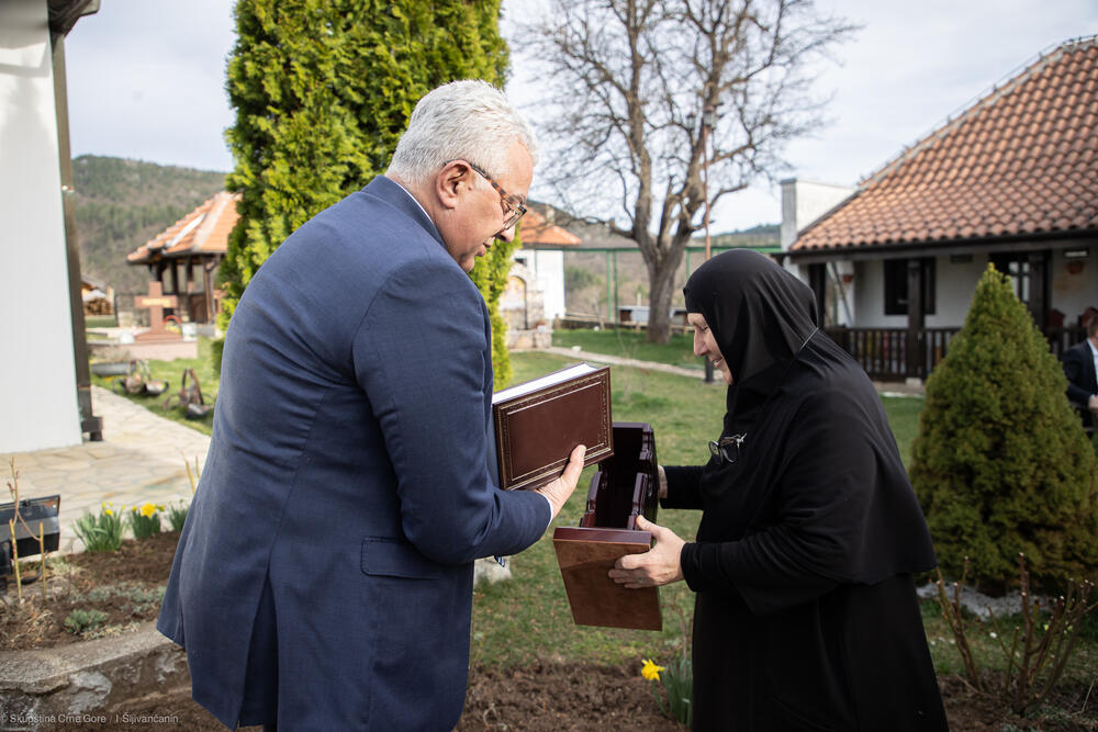 <p>Predsjednik Skupštine je razgovarao sa arhijerejskim namjesnikom pljevaljskim protojerejem-stavroforom Sašom Janjićem i igumanijom manastira monahinjom Epistimom</p>