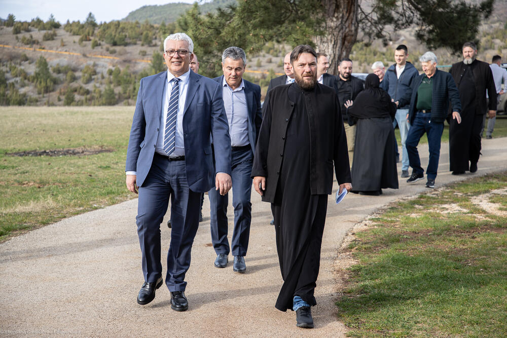 <p>Predsjednik Skupštine je razgovarao sa arhijerejskim namjesnikom pljevaljskim protojerejem-stavroforom Sašom Janjićem i igumanijom manastira monahinjom Epistimom</p>