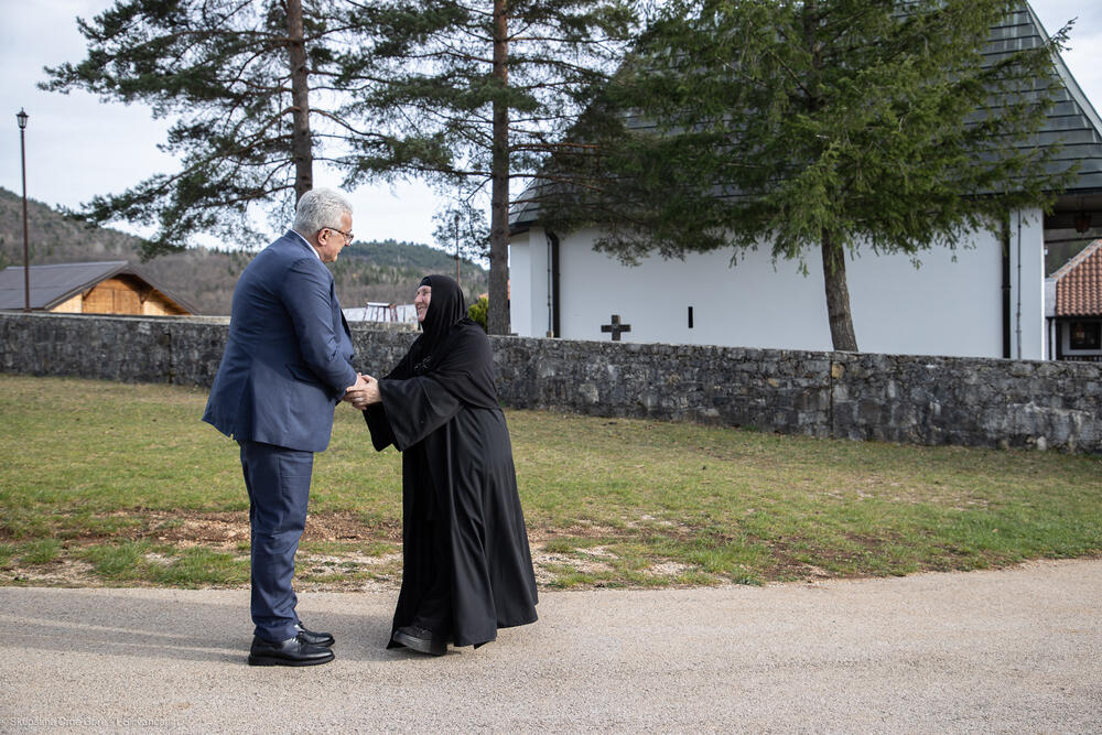 <p>Predsjednik Skupštine je razgovarao sa arhijerejskim namjesnikom pljevaljskim protojerejem-stavroforom Sašom Janjićem i igumanijom manastira monahinjom Epistimom</p>