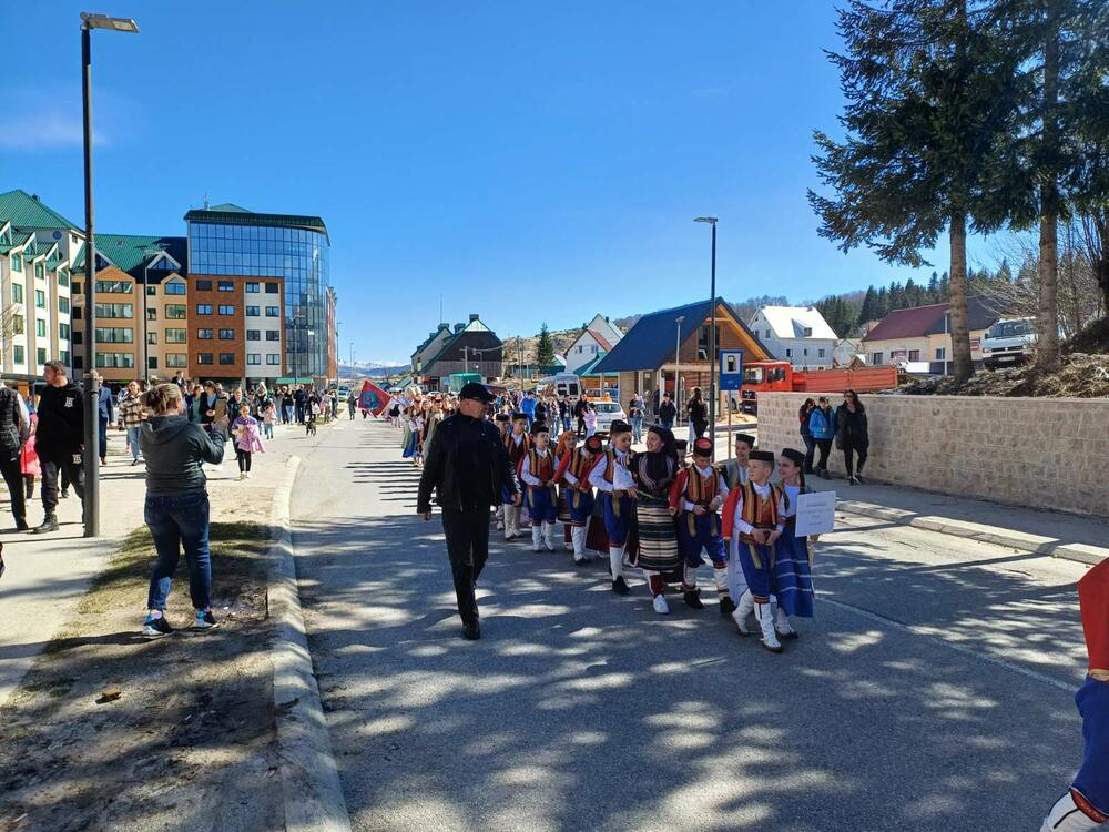 <p>Publici se pored žabljačkog KUD-a "Radoje Dakić - Brko", predstavili ansambli: iz Plužina KUD Piva, iz Podgorice KUD "Mirko Srzentić" i KUD "Duga Montenegro", Nikšića - FA "Zahumlje", Mojkovca - KUD "Vesna", Pljevalja - KUD "Volođa", Kotora - FA "Nikola Đurković" i Bijelog Polja - KUD "Tekstilac"<br /> </p>