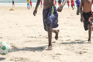 Plaža u Somaliji na kojoj se ubijaju ljudi služi i kao fudbalski...