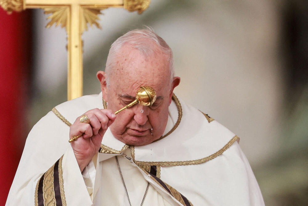 <p>Na misi na Trgu svetog Petra prekrivenog cvijećem u jednoj od najvažnijih liturgija u godini okupile su se desetine hiljada ljudi</p>