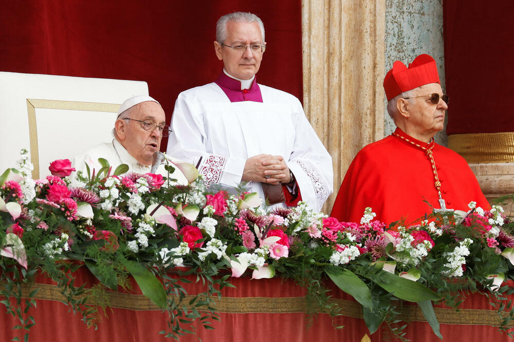 <p>Na misi na Trgu svetog Petra prekrivenog cvijećem u jednoj od najvažnijih liturgija u godini okupile su se desetine hiljada ljudi</p>