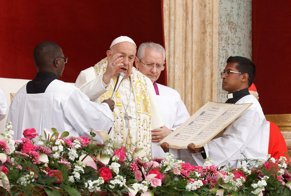 <p>Na misi na Trgu svetog Petra prekrivenog cvijećem u jednoj od najvažnijih liturgija u godini okupile su se desetine hiljada ljudi</p>